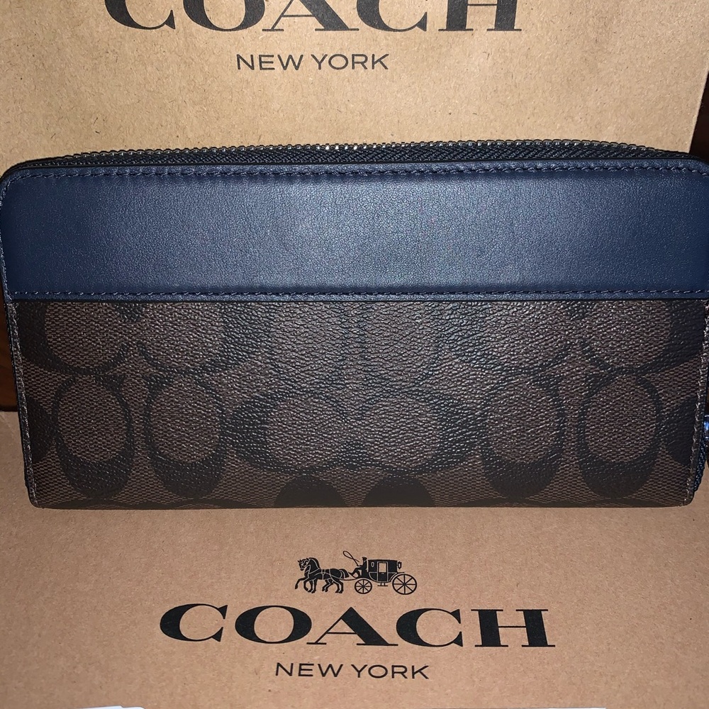 NEW Coach Wallet - Picture 3 of 8